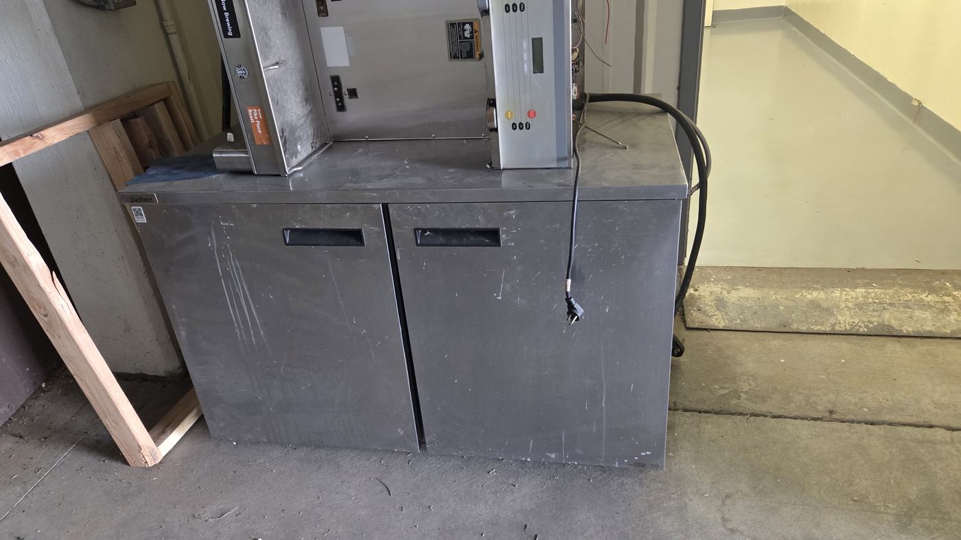 Short double-door commercial refrigerator, unit 2, photo 1
