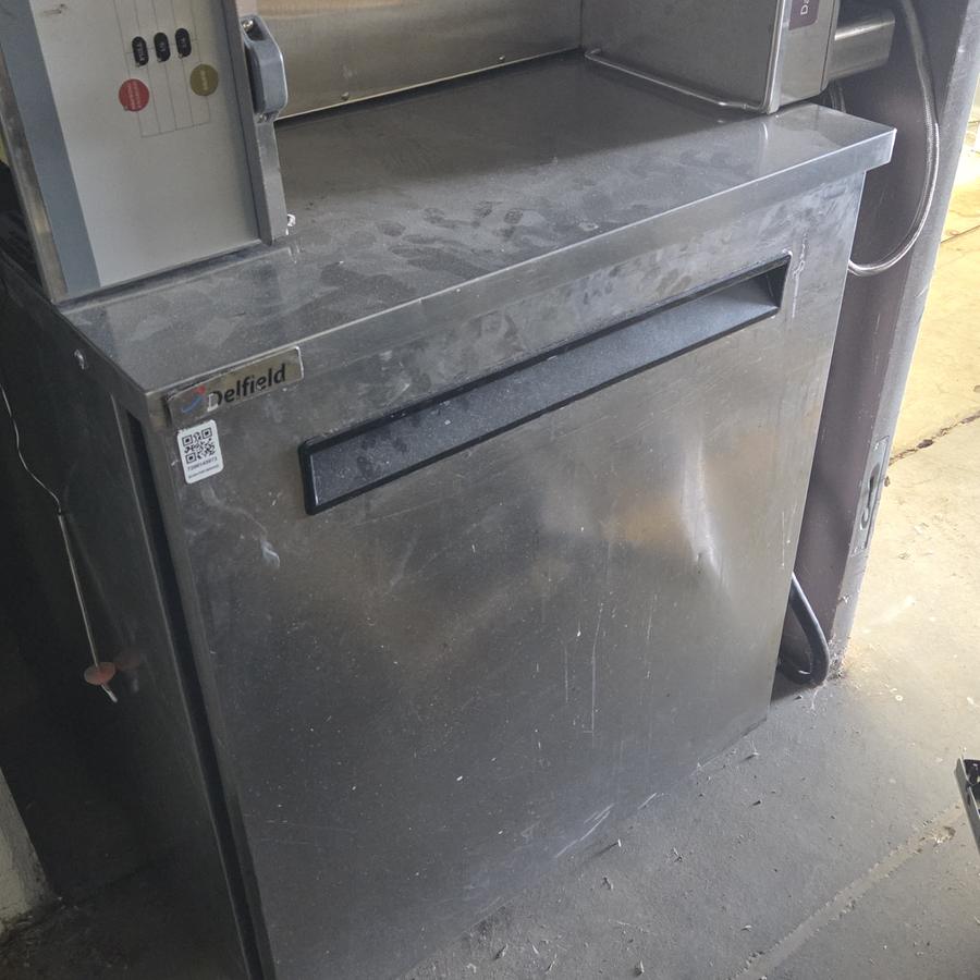 Short single-door commercial refrigerator, unit 4