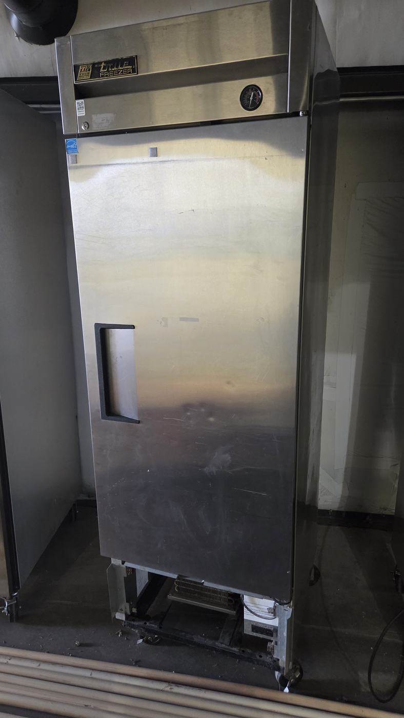 Tall single-door commercial refrigerator, unit 1, photo 1